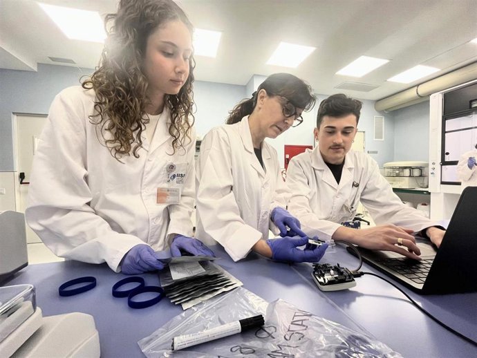 Noelia Ramírez y otros investigadores del centro.