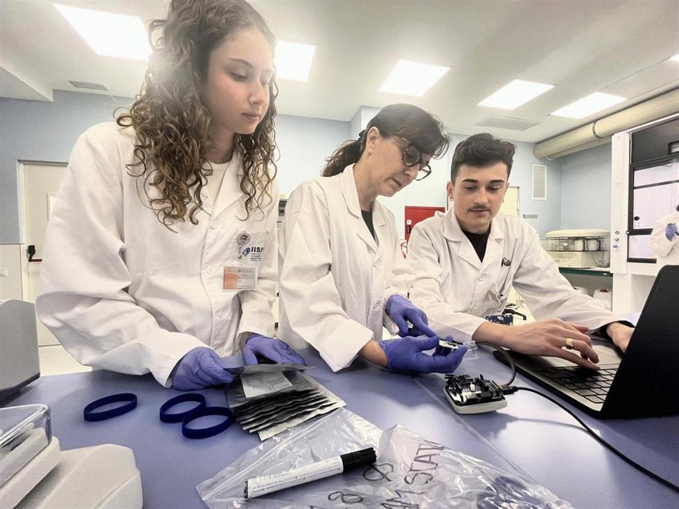 Noelia Ramírez y otros investigadores del centro.