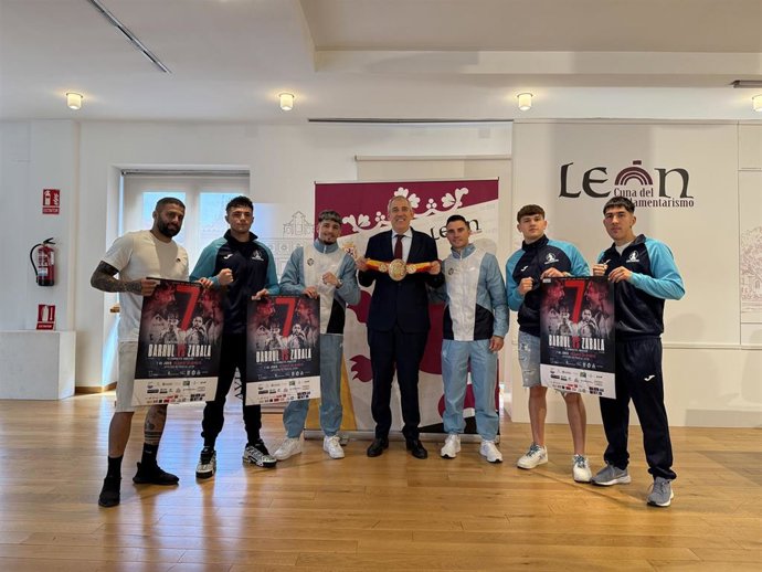 El concejal de Deportes, Vicente Canuria (centro) y el boxeador leonés Antonio Barrul (a su izquerda) en la presentación del Campeonato.