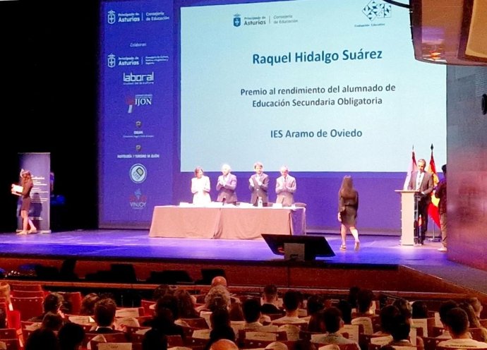 Educación reconoz l'esfuerzu y el rendimientu académicu del alumnáu asturianu nos sos premios estraordinarios  