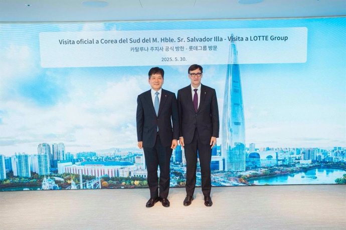 El president de la Generalitat, Salvador Illa, amb el CEO de Lotte Energy Materials, Yeonsup Kim