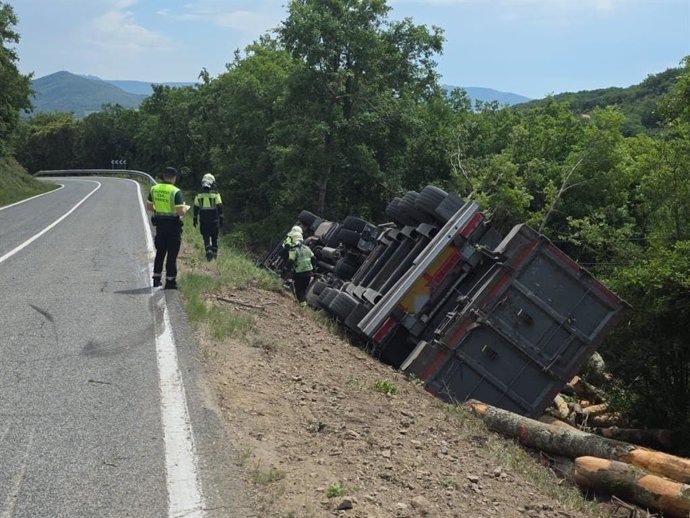 Camión volcado en Allín.