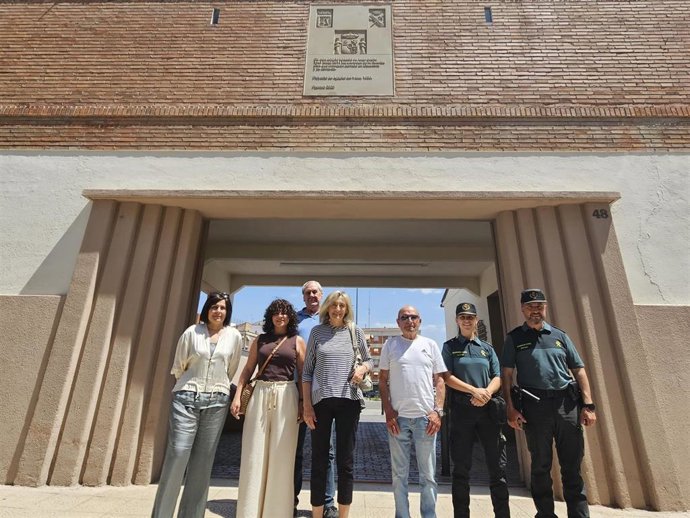 Una placa recuerda la antigua casa cuartel de la Guardia Civil de Calahorra