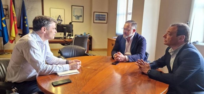 El viceconsejero Juan Carlos Campo; el presidente de CAC-Asprocon, Joel García, y el vicepresidente de la patronal, Juan Ordineres.