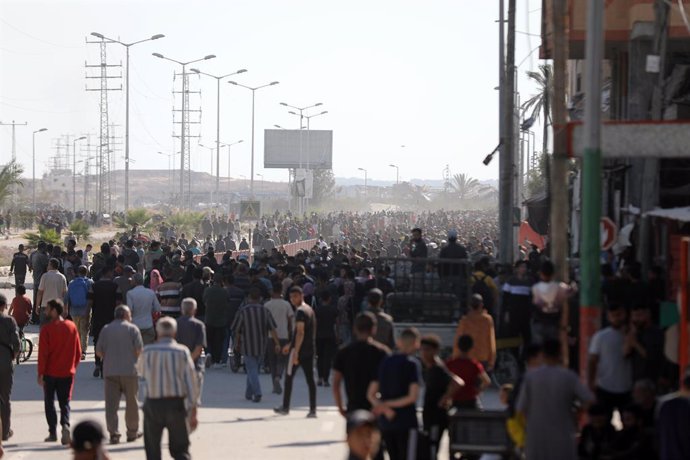May 30, 2025, Nusairat, Gaza Strip, Palestinian Territory: Displaced Palestinians carrying relief supplies return from an aid distribution centre in the central Gaza Strip on May 30, 2025. The humanitarian situation in Gaza, where aid has finally begun to