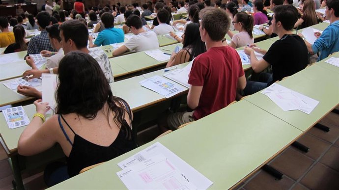 Archivo - Un examen de acceso a la universidad en Zaragoza.