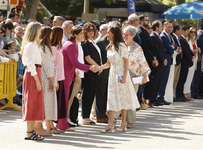La Reina Letizia saluda a la directora de Comunicación y Relaciones Institucionales de CaixaBank, María Martínez Gistau, en la inauguración de la Feria del Libro de Madrid.