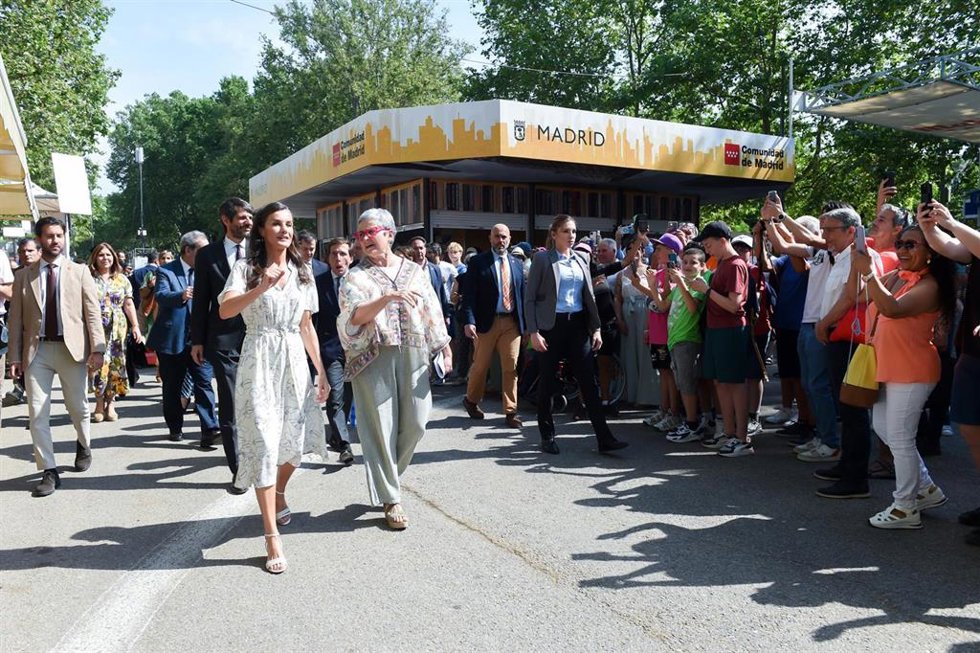 La Reina Letizia (i) y la directora de la Feria del Libro de Madrid, Eva Orúe (d), durante la inauguración de la 84 Feria del Libro de Madrid en el Parque del Retiro, a 30 de mayo de 2025, en Madrid (España). Esta edición de la Feria del Libro está ded