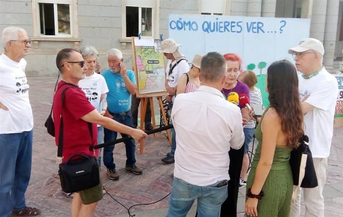 Rueda de prensa de colectivos onubenses a las puertas del Ayuntamiento de Huelva.