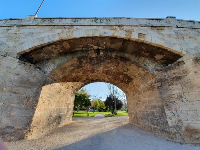 Archivo - Imagen de un arco del puente de San José, en València.