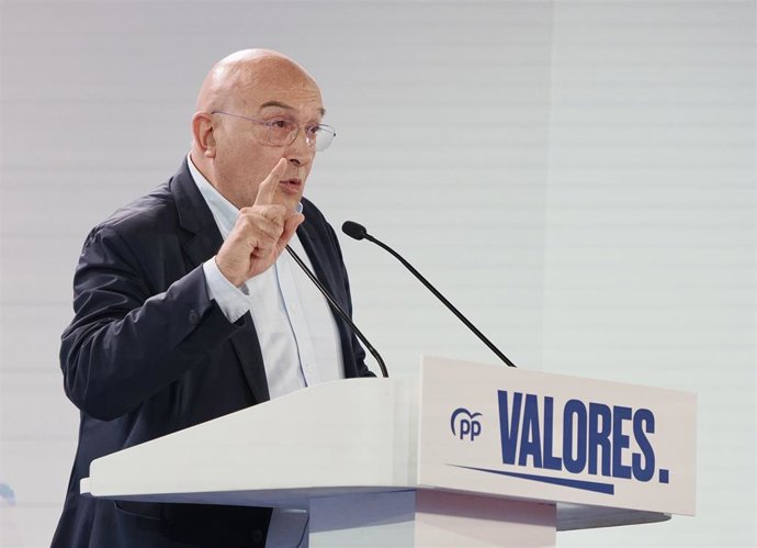 Jesus julio Carnero, alcalde de Valladolid, interviene en el acto de partido de Alberto Núñez Feijóo en Valladolid.