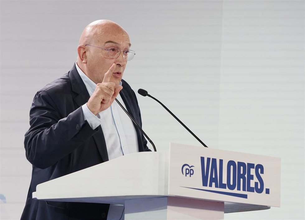 Jesus julio Carnero, alcalde de Valladolid, interviene en el acto de partido de Alberto Núñez Feijóo en Valladolid.