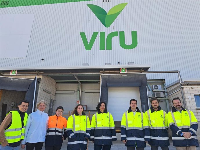 El consejero Irujo, la directora gerente de CEIN, Uxue Itoiz y representantes de la empresa Viru.