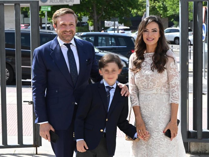 Juan Peña y Sonia González llegan a la iglesia de Nuestra Señora de La Moraleja, para la Primera Comunión de su hijo, Tristán a 30 de Mayo de 2025 en Madrid (España).