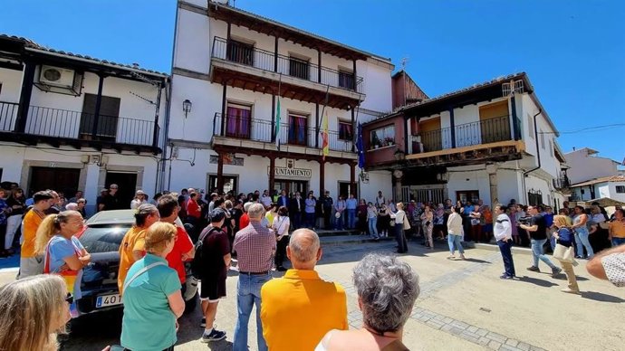 Vecinos de Aldeanueva del Camino guardan un minuto de silencio por la víctima de violencia de género en su localidad