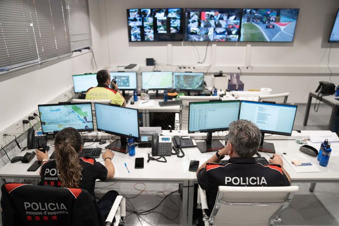 Agentes de Mossos d'Esquadra en el Centro de Coordinación (Cecor) del Gran Premio de España de Fórmula 1 que se celebra este fin de semana en Montmeló