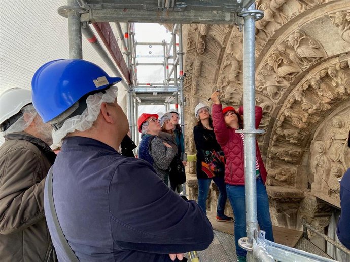 Imagen de una de las visitas realizadas a la portada de la Iglesia de la Magdalena de Tudela