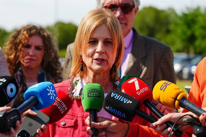 La alcaldesa de Jerez de la Frontera, María José García-Pelayo atiende a los medios de comunicación antes de asistir al Comité Cinegético y en la Asamblea de Asaja Cádiz. A 13 de mayo de 2025 en Jerez de la Frontera, Cádiz (Andalucía, España).