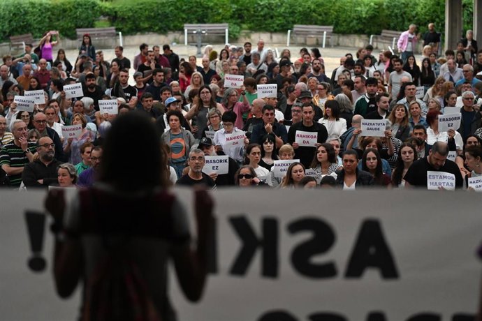 Concentración en Rekalde (Bilbao) para mostrar su rechazo a la muerte de una menor a manos de su padre