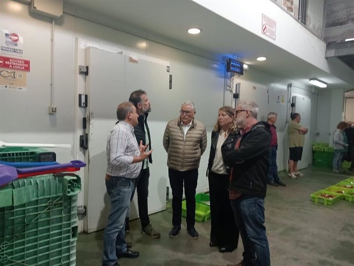 El diputado de Sumar por Asturies, Rafa Cofiño ha visitado las instalaciones de la Cofradía junto al secretario general de CCOO Asturias, José Manuel Zapico.
