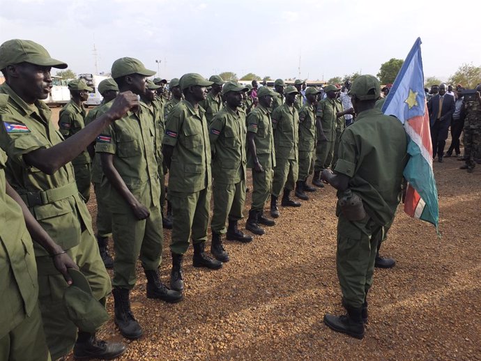 Archivo - Mar 27, 2016 - Juba, , South Sudan - ARUND 39 of The Sudan People's Liberation Army (SPLA) soldiers in Opposition arrive at Juba airport by UN plane from Malakal after the peace agreement signed between rebel forces and the Government in August 