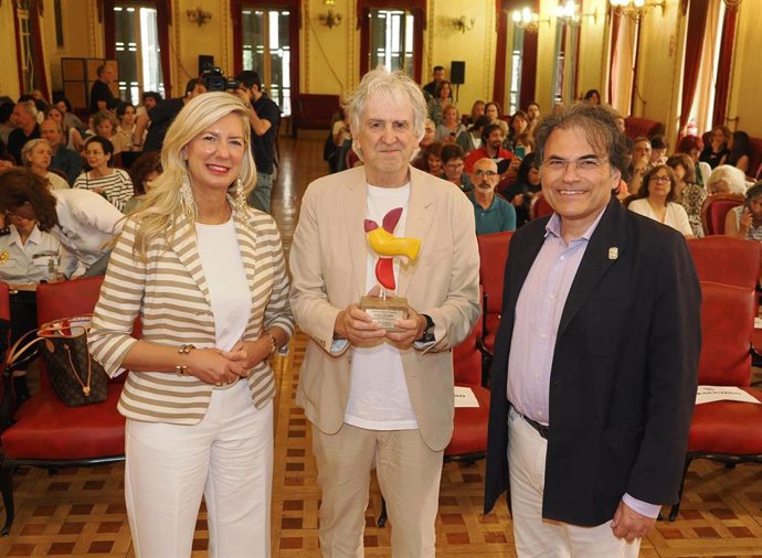 La concejala de Educación y Cultura, Irene Carvajal, junto al científico y divulgador Juan Luis Arsuaga