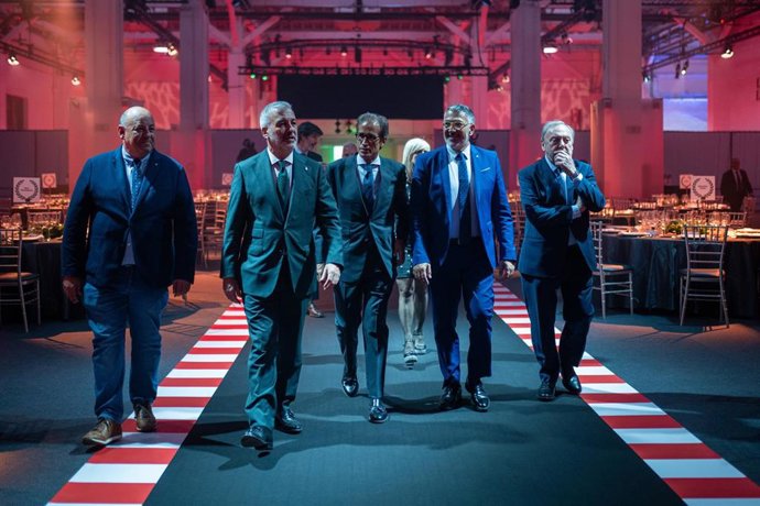 El alcalde de Barcelona, Jaume Collboni, Pau Relat (Fira) y el conseller Miquel Sàmper, junto a otras autoridades, antes del acto