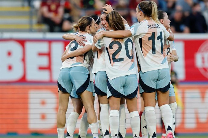 As jogadoras da seleção espanhola de futebol feminino comemoram um gol durante a Liga das Nações.