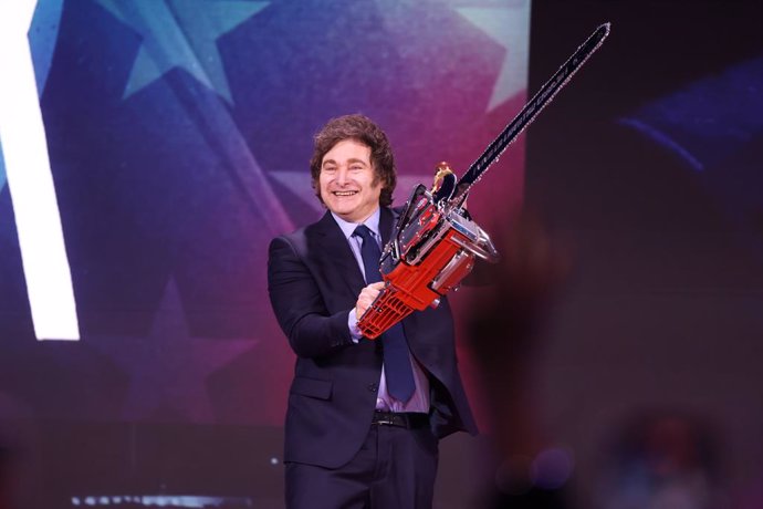 Archivo - February 20, 2025, National Harbor, Maryland, USA: President of Argentina JAVIER MILEI wields a chainsaw at the 2025 Conservative Political Action Conference (CPAC) in National Harbor, Maryland.,Image: 966628967, License: Rights-managed, Restric