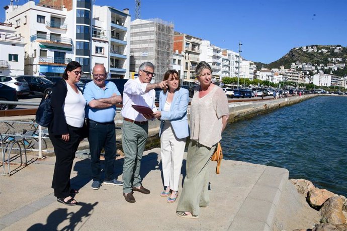 La consellera en Roses (Girona) junto a otras autoridades