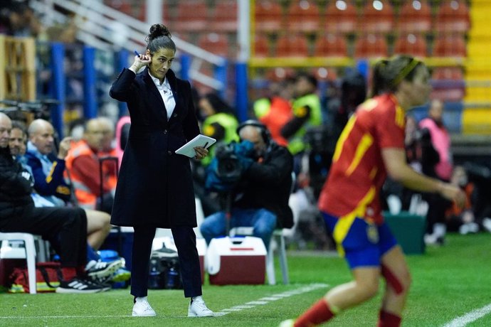 Archivo - Montse Tome, head coach of Spain, looks on during the International Friendly match played between Spain and Canada at Francisco de la Hera stadium on October 25, 2024, in Badajoz, Spain.