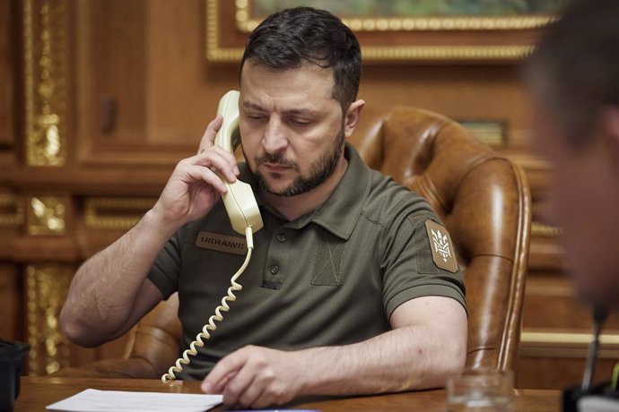 Archivo - June 15, 2022, Kyiv, Kyiv Oblast, Ukraine: Ukrainian President Volodymyr Zelenskyy talks by phone with U.S. President Joe Biden, from his office at the Mariyinsky Palace, June 15, 2022 in Kyiv, Ukraine.