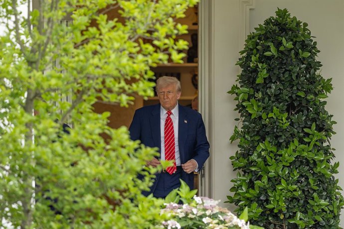WASHINGTON, 30 de maio de 2025 -- O presidente dos EUA, Donald Trump, caminha para embarcar no Marine One na Casa Branca em Washington, D.C., Estados Unidos, em 30 de maio de 2025. A Suprema Corte dos EUA suspendeu na sexta-feira uma ordem do tribunal dis