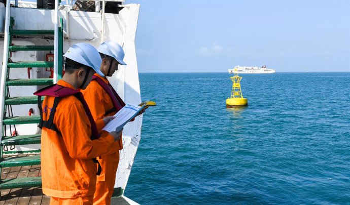 Archivo - (200108) -- HAIKOU, 8 de janeiro de 2020 (Xinhua) -- Membros da equipe do escritório de marcas de navegação de Haikou verificam a boia no navio de patrulha marítima "Haixun 172" no Estreito de Qiongzhou, sul da China, em 8 de janeiro de 2019. Me