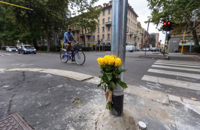 Archivo - Foto Stefano Porta/LaPresse.02-08-2023 Milão, Itália - Um buquê de flores deixado no local onde um jovem morreu ontem após um acidente entre dois carros no cruzamento da Viale Umbria com a Via Colletta.2 de agosto de 2023 Milão, Itália - Notícia