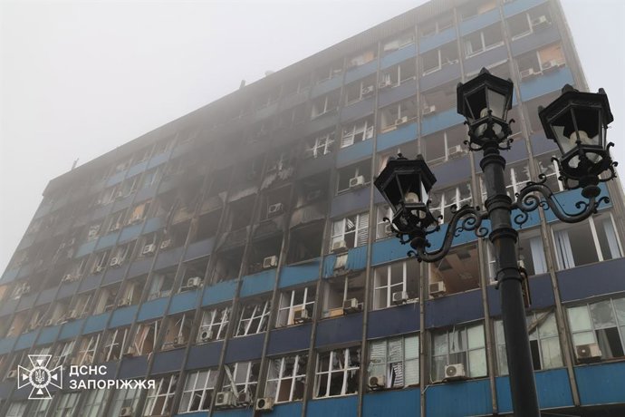 Archivo - Arquivo - 8 de janeiro de 2025, Zaporizhia, Ucrânia: Ataques com mísseis mataram 13 pessoas e feriram outras 113, incluindo uma menina de 13 anos em Zaporizhia, Ucrânia, na tarde de quarta-feira. Devido ao grande número de feridos, as equipes de