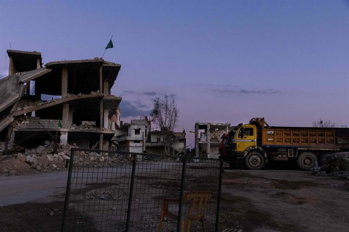 Archivo - Arquivo - 27 de fevereiro de 2025, Khiam, Líbano: Uma bandeira do Movimento Amal adorna o telhado de um prédio destruído em 27 de fevereiro de 2025 em Khiam, Líbano. Na quinta-feira, o ministro da Defesa de Israel, Israel Katz, disse que as trop