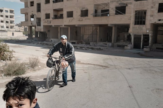 May 20, 2025, Damascus, Syria: DAMASCUS, SYRIA - APRIL 15: A family leaves their home on April 15, 2025 in Jobar, Damascus, Syria. The majority of families returned to Jobar after the former president, Bashar al-Assad fled Syria...Jobar, a suburb of the S
