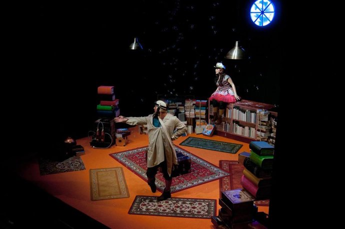 Producciones Kinser presenta 'Y los sueños, libros son'.