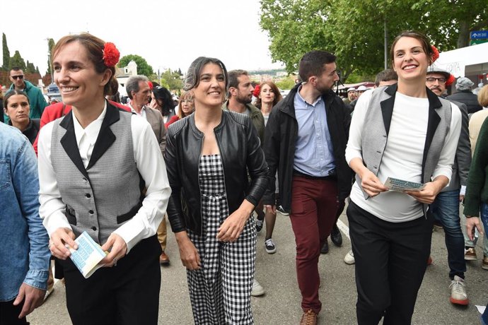 (I-D) La ministra de Sanidad, Mónica García; la portavoz de Más Madrid en la Asamblea, Manuela Bergerot, y la portavoz de Más Madrid en el Ayuntamiento de Madrid, Rita Maestre, en la pradera de San Isidro.