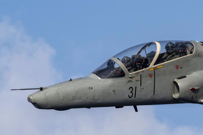 Archivo - April 8, 2025, Bay Of Bengal, India: An Indian Navy tandem-seat Hawk Mk-132 fighter aircraft flies in formation during Exercise Tiger Triumph 2025, April 8, 2025 over the Bay of Bengal, India. Tiger Triumph is a bilateral U.S.-India exercise foc