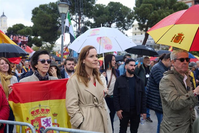 La portavoz de VOX en la Asamblea de Madrid, Isabel Pérez Moñino-Aranda (c), durante una manifestación, en la Plaza de Colón