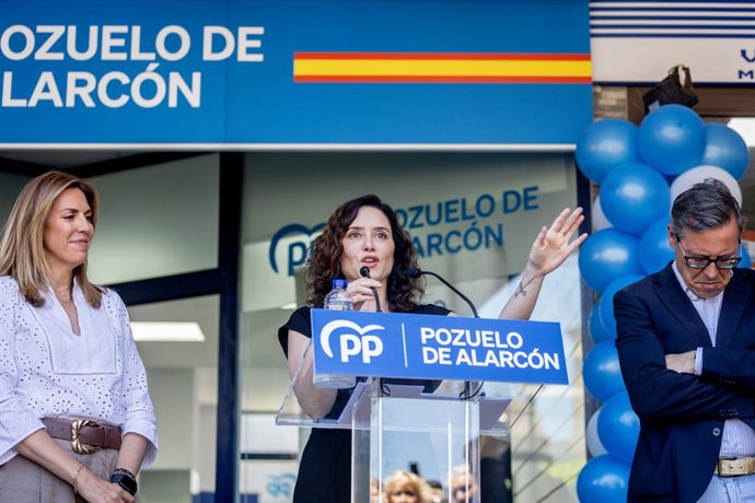 (I-D) La alcaldesa de Pozuelo de Alarcón, Paloma Tejero, la presidenta de la Comunidad de Madrid y del PP de Madrid, Isabel Díaz Ayuso, y el secretario general del PP de Madrid, Alfonso Serrano, durante la inauguración de la nueva sede del Partido Popular