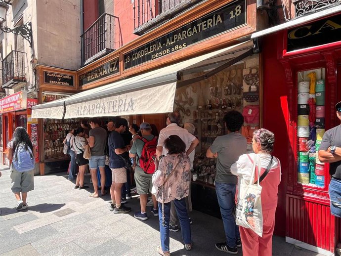 Una de las colas que se forman en Casa Hernanz, alpargatería clásica de Madrid.