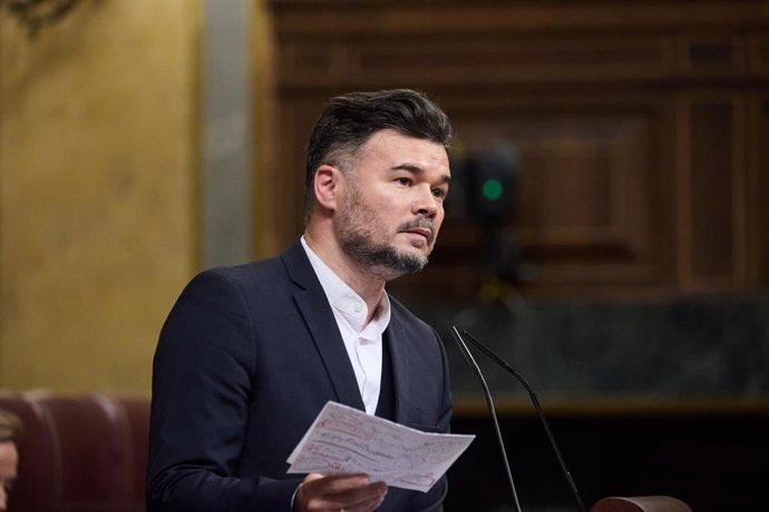 O porta-voz da ERC no Congresso, Gabriel Rufián, durante uma sessão plenária, no Congresso dos Deputados, em 20 de maio de 2025, em Madri (Espanha). Os membros do Congresso estão debatendo, entre outras questões, a proposta de reforma do Regimento Interno