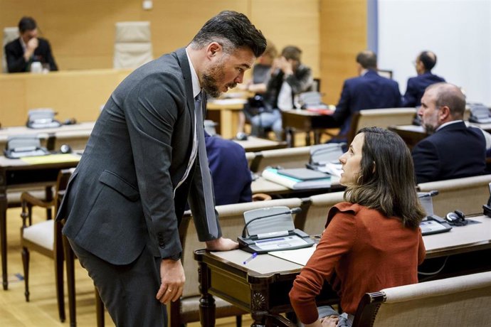 Archivo - El diputado de ERC, Gabriel Rufián, y la secretaria general de Podemos, Ione Belarra, a 5 de marzo de 2025, en Madrid (España).