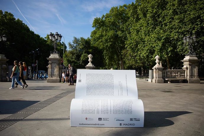 Archivo - Un banco con forma de libro junto al Parque de El Retiro, a 26 de mayo de 2024, en Madrid (España).