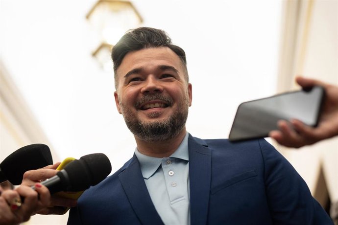 El portavoz de ERC en el Congreso, Gabriel Rufián,  llega a una sesión plenaria, en el Congreso de los Diputados, a 8 de mayo de 2025, en Madrid (España). 