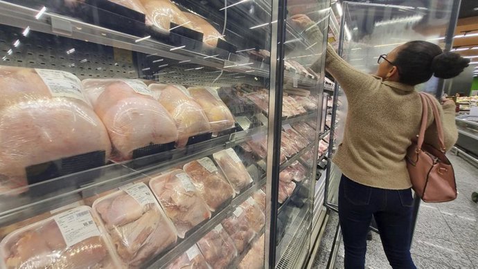 28 de maio de 2025, São Paulo, São Paulo, Brasil: SAO PAULO SP 28042025 AVIAN FLU IN BRAZIL Venda de frangos em um mercado na Zona Leste. O Ministério da Agricultura e Pecuária (Mapa) atualizou para 24 o número de países que adotaram restrições à peste av