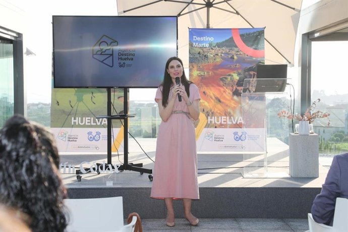 La presidenta de la Agencia Destino Huelva, Ana Delgado, en la presentación de la oferta turísitica de la provincia en Galicia.